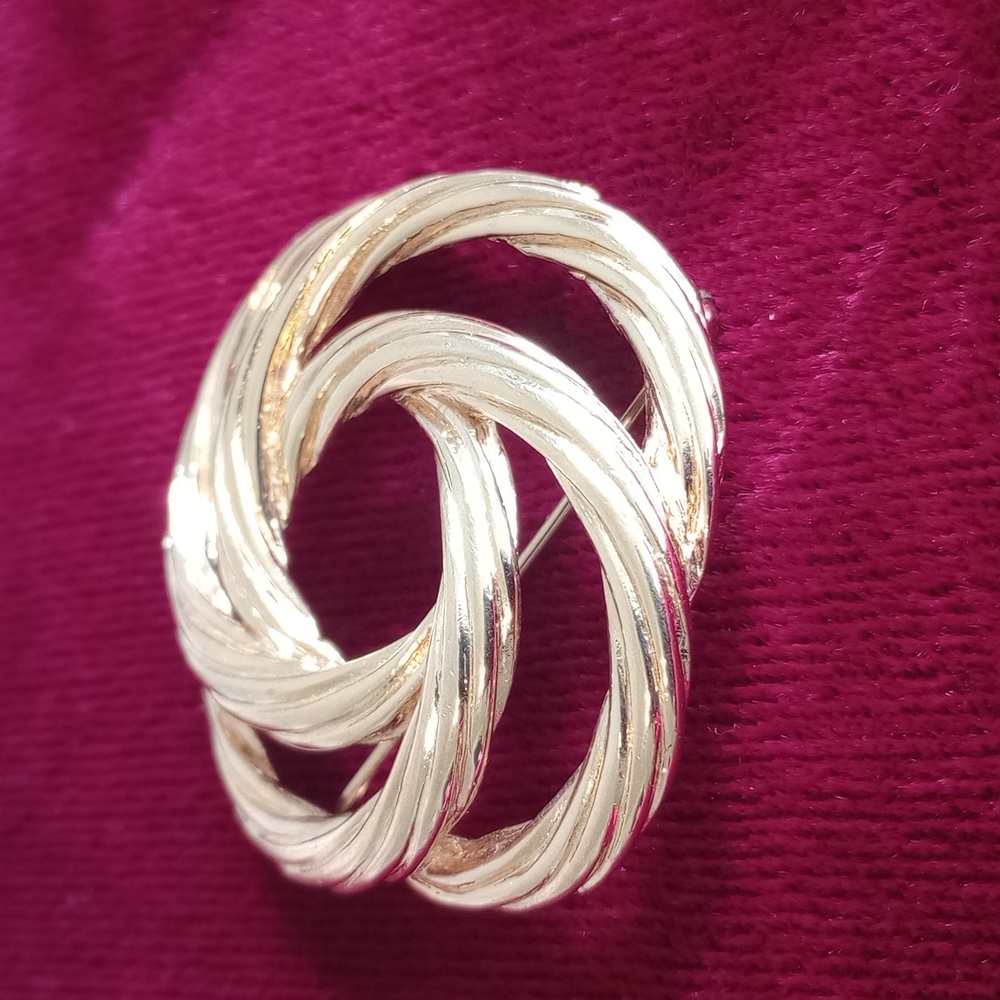 Monet  Interlocking circle cable knot  goldtone